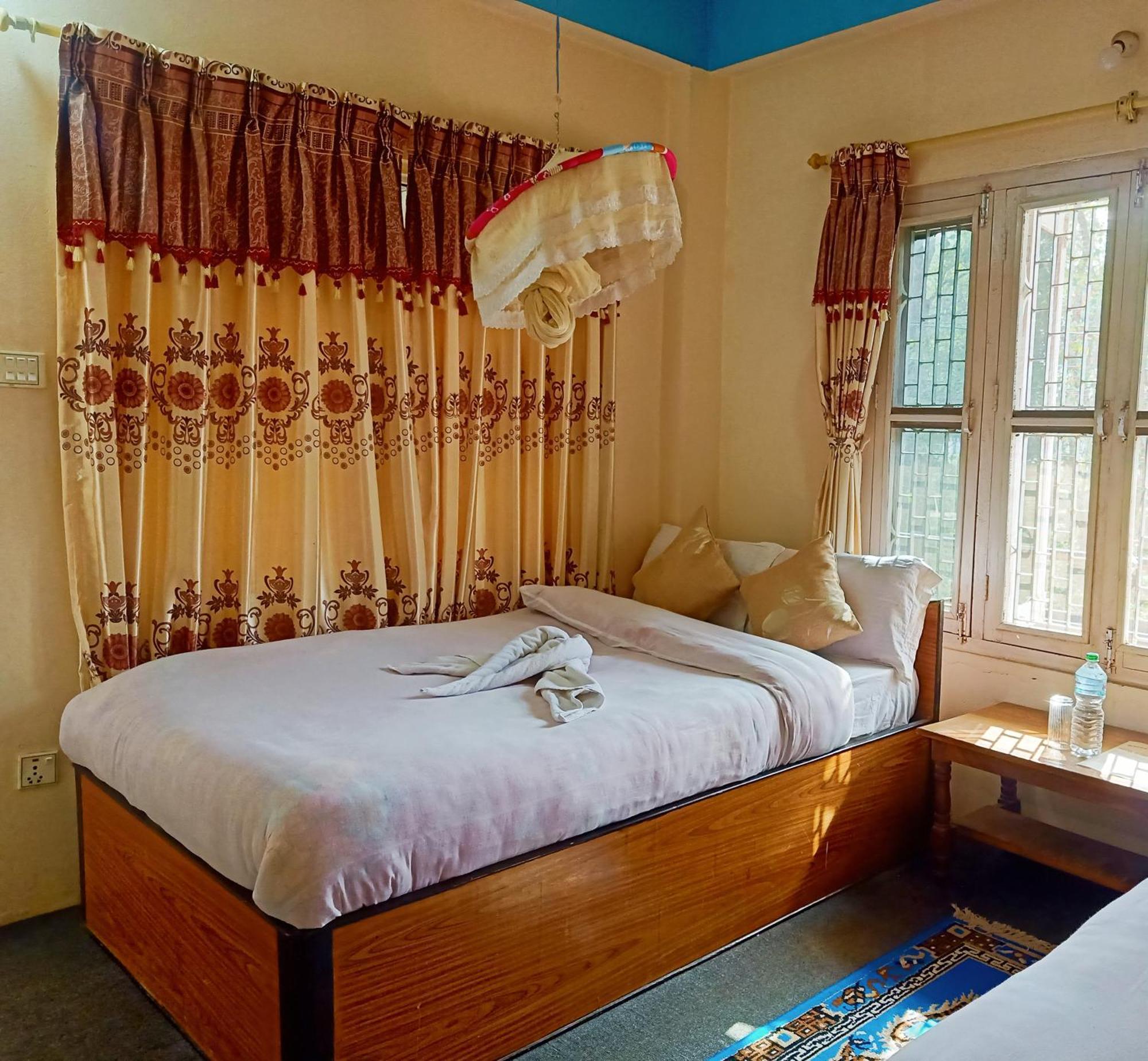 Hotel Rhinoceros-Homestay Sauraha Phòng bức ảnh