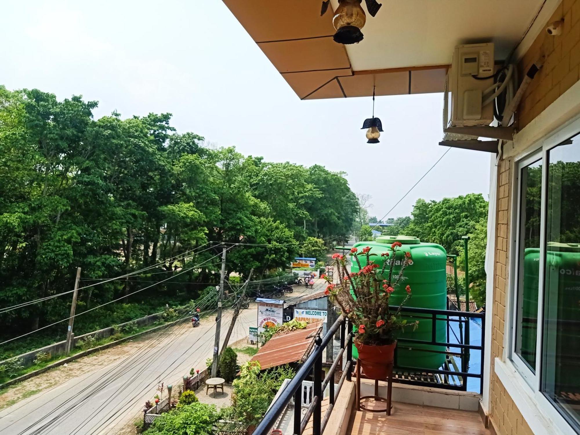 Hotel Rhinoceros-Homestay Sauraha Phòng bức ảnh