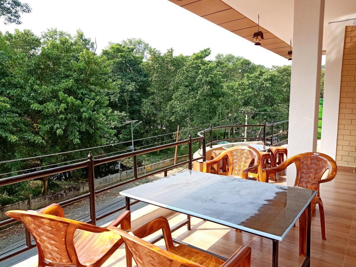 Hotel Rhinoceros-Homestay Sauraha Ngoại thất bức ảnh